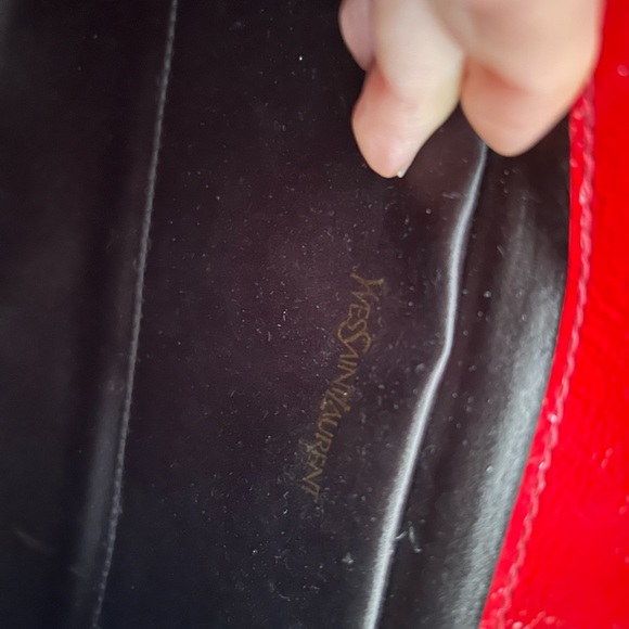 Yves Saint Laurent red patent textured clutch - Picture 5 of 8